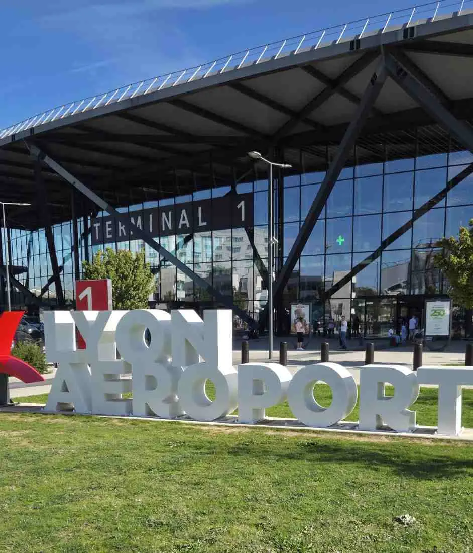 Aéroport Lyon Saint-Exupéry — transfert VTC depuis Bourgoin-Jallieu en van Mercedes
