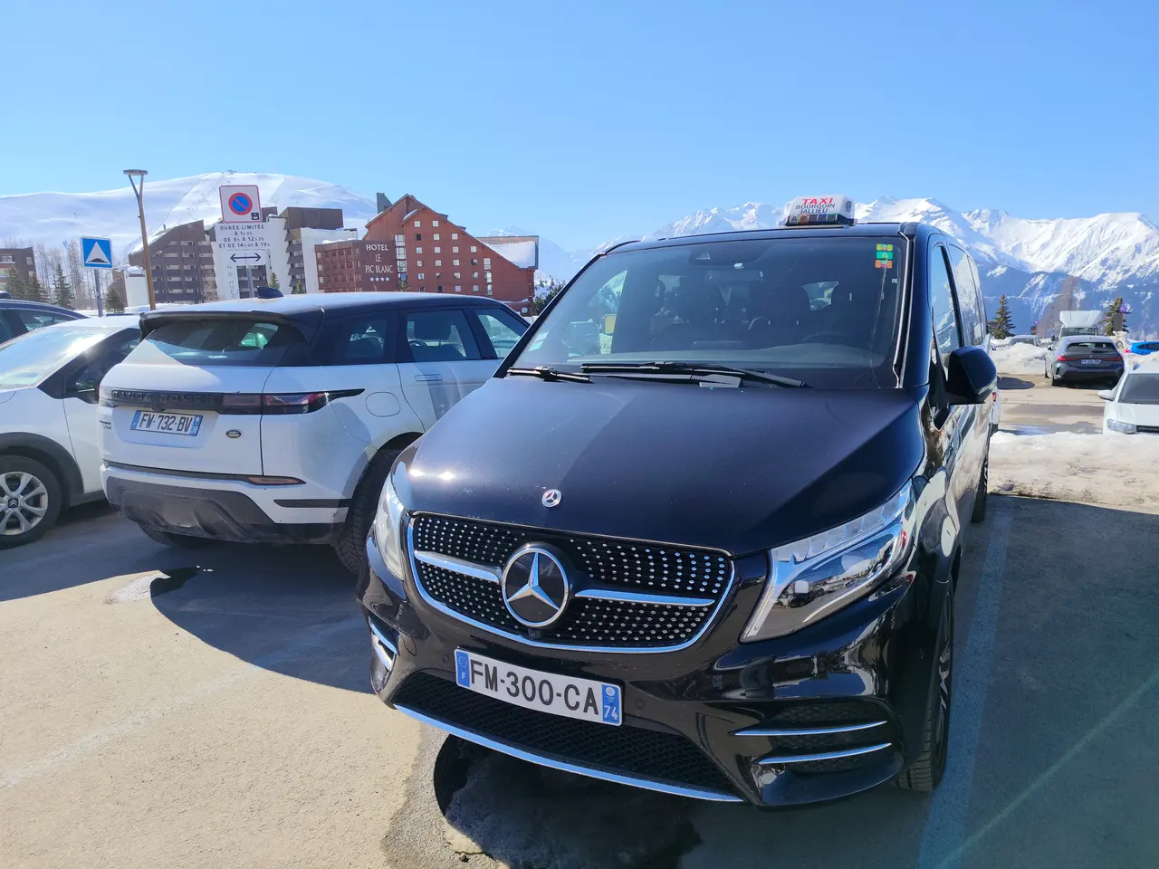 Mercedes Classe V noire à l'Alpe d'Huez — transfert VTC station de ski des Alpes depuis Bourgoin-Jallieu