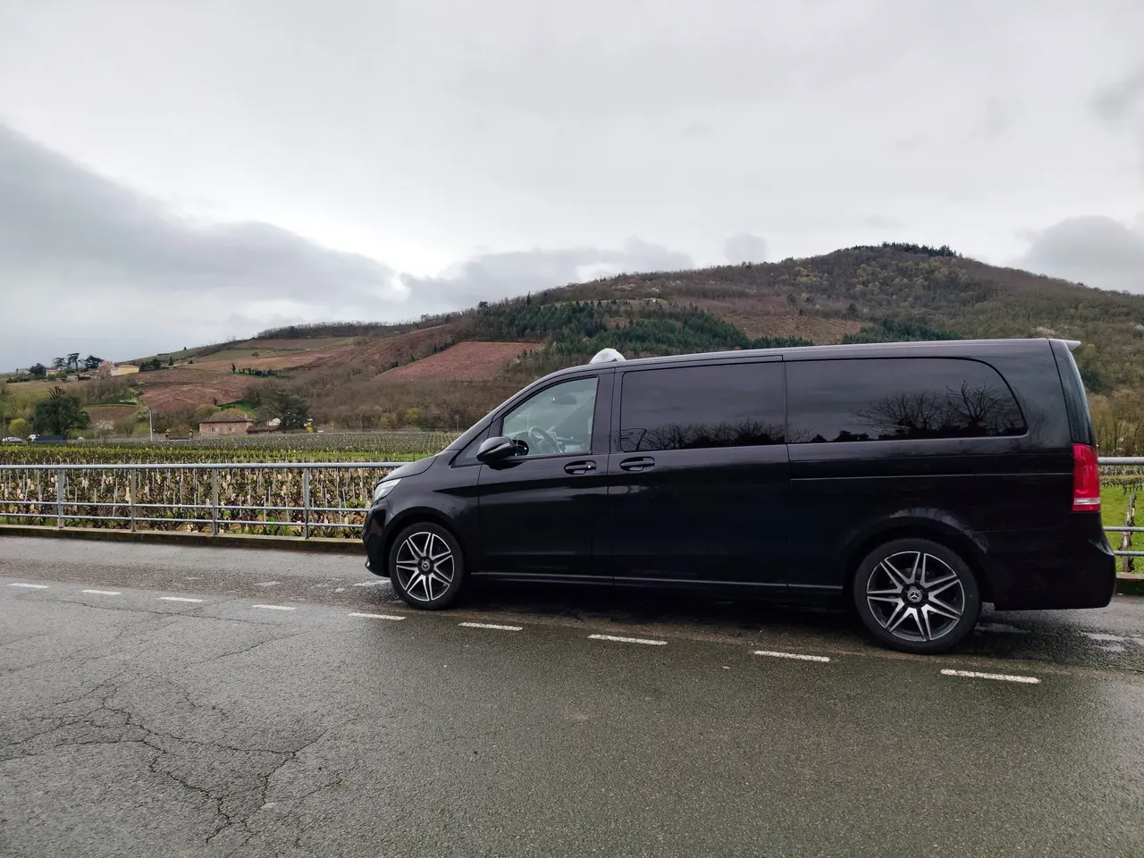 Mercedes Classe V noire — service VTC entreprises et déplacements professionnels Nord-Isère