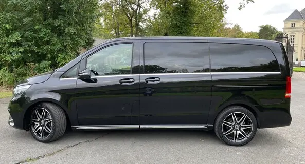 Mercedes Classe V noire de profil — transfert hôtel D'VTC Bourgoin-Jallieu et Nord-Isère