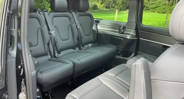 Intérieur cuir du van Mercedes Classe V 7 places — D'VTC Bourgoin-Jallieu